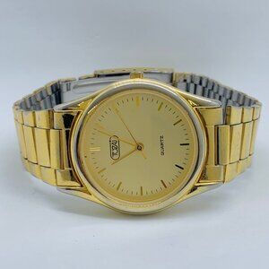 Vintage tozai 33mm unisex gold tone dial Quartz analog watch up to 7.5” runs